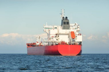 Büyük kırmızı kargo gemisi (petrol kimyasal tankeri, 184 metre uzunluğunda) Baltık Denizi 'nde yol alır. Nakliye, lojistik, küresel iletişim, ekonomi, sanayi, arz, çevre
