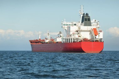 Büyük kırmızı kargo gemisi (petrol kimyasal tankeri, 184 metre uzunluğunda) Baltık Denizi 'nde yol alır. Nakliye, lojistik, küresel iletişim, ekonomi, sanayi, arz, çevre