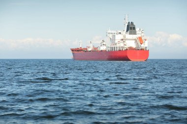 Büyük kırmızı kargo gemisi (petrol kimyasal tankeri, 184 metre uzunluğunda) Baltık Denizi 'nde yol alır. Nakliye, lojistik, küresel iletişim, ekonomi, sanayi, arz, çevre