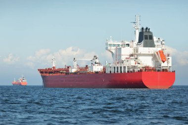 Büyük kırmızı kargo gemisi (petrol kimyasal tankeri, 184 metre uzunluğunda) Baltık Denizi 'nde yol alır. Nakliye, lojistik, küresel iletişim, ekonomi, sanayi, arz, çevre