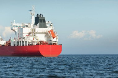 Büyük kırmızı kargo gemisi (petrol kimyasal tankeri, 184 metre uzunluğunda) Baltık Denizi 'nde yol alır. Nakliye, lojistik, küresel iletişim, ekonomi, sanayi, arz, çevre