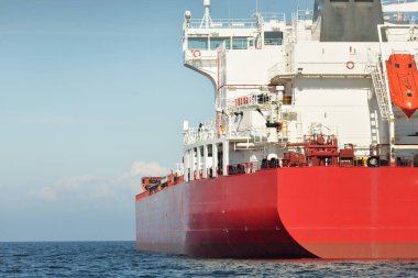 Büyük kırmızı kargo gemisi (petrol kimyasal tankeri, 184 metre uzunluğunda) Baltık Denizi 'nde yol alır. Nakliye, lojistik, küresel iletişim, ekonomi, sanayi, arz, çevre