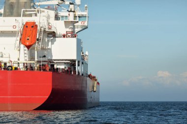 Büyük kırmızı kargo gemisi (petrol kimyasal tankeri, 184 metre uzunluğunda) Baltık Denizi 'nde yol alır. Nakliye, lojistik, küresel iletişim, ekonomi, sanayi, arz, çevre