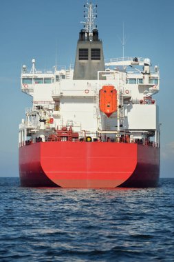 Büyük kırmızı kargo gemisi (petrol kimyasal tankeri, 184 metre uzunluğunda) Baltık Denizi 'nde yol alır. Nakliye, lojistik, küresel iletişim, ekonomi, sanayi, arz, çevre