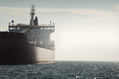Büyük kırmızı kargo gemisi (petrol kimyasal tankeri, 184 metre uzunluğunda) Baltık Denizi 'nde yol alır. Nakliye, lojistik, küresel iletişim, ekonomi, sanayi, arz, çevre