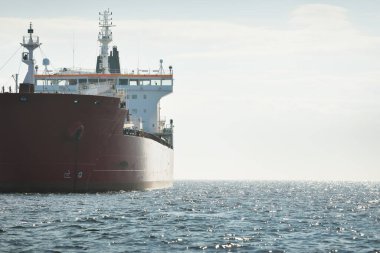 Büyük kırmızı kargo gemisi (petrol kimyasal tankeri, 184 metre uzunluğunda) Baltık Denizi 'nde yol alır. Nakliye, lojistik, küresel iletişim, ekonomi, sanayi, arz, çevre