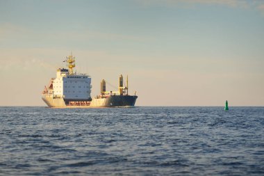 Genel kargo gemisi (98 metre uzunluğunda) Baltık Denizi 'nde yol alıyor. Nakliye, lojistik, küresel iletişim, ekonomi, sanayi, arz, çevre