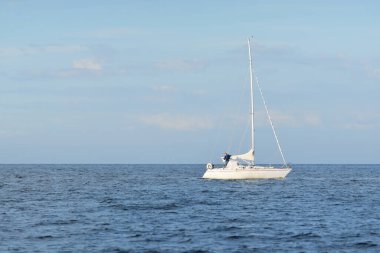 Baltık Denizi 'nde yelkenli bir yat. Fırtınadan sonra dramatik gökyüzü, kümülüs bulutları. Ulaşım, seyahat, seyahat, yat yarışı, spor, eğlence, boş zaman aktivitesi. Panoramik görünüm