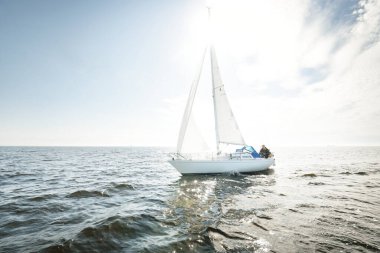 Açık denizde yelkenli yelkenli yelkenli. Gökyüzü açık, bulutlu. Yelkenlinin manzarası. Ulaşım, seyahat, spor, eğlence, boş zaman aktivitesi, yarış, yelkenli yarışı. Panorama, boşluğu kopyala