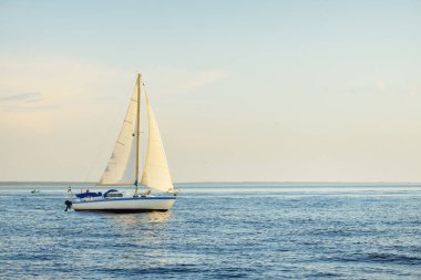 Günbatımında Baltık Denizi 'nde yelkenli yelkenli yelkenli. Fırtınadan sonra açık gökyüzü, yumuşak güneş ışığı. Ulaşım, seyahat, gezi, spor, eğlence, boş zaman aktivitesi, yaşam tarzı, aile