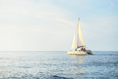 Günbatımında Baltık Denizi 'nde yelkenli yelkenli yelkenli. Fırtınadan sonra açık gökyüzü, yumuşak güneş ışığı. Ulaşım, seyahat, gezi, spor, eğlence, boş zaman aktivitesi, yaşam tarzı, aile