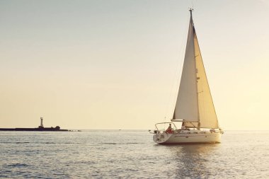 Günbatımında Baltık Denizi 'nde yelkenli yelkenli yelkenli. Fırtınadan sonra gökyüzü açık, altın güneş ışığı. Ulaşım, seyahat, gezi, spor, eğlence, boş zaman aktivitesi, yarış, yelkenli yarışı