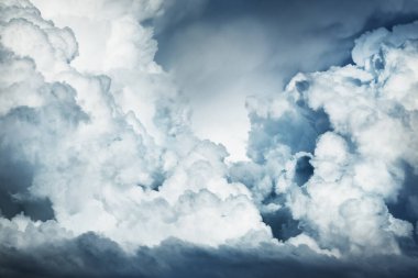 Destansı fırtına bulutları. Beyaz süslemeli günbatımı kümülüs bulutları. Yumuşak güneş ışığı, güneş ışınları. Açık mavi gökyüzü. Doğal desen, doku, arkaplan, duvar kağıdı, 3D, grafik kaynakları, tasarım, kopyalama alanı