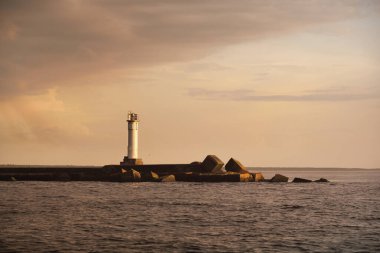Fırtınadan sonra Baltık Denizi, yelkenli tekneden panoramik manzara. Deniz feneri. Dramatik gün batımı gökyüzü. Parlayan bulutlar, altın güneş ışığı. Idyllic deniz manzarası. Doğa, gezi, seyahat yerleri