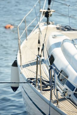 Limandaki bir rıhtıma demirlenmiş modern bir yat. Tahta meşe güvertesi, direği ve yelkenleri yukarıdan görüyor. Akdeniz 'de. Kiralık, gezici, eğlence, eğlence, eğlence, spor, yelkenli yarışı için özel bir gemi.