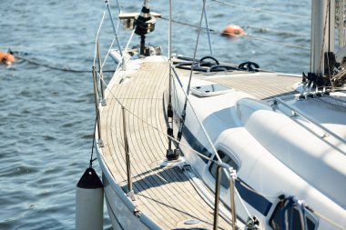 Limandaki bir rıhtıma demirlenmiş modern bir yat. Tahta meşe güvertesi, direği ve yelkenleri yukarıdan görüyor. Akdeniz 'de. Kiralık, gezici, eğlence, eğlence, eğlence, spor, yelkenli yarışı için özel bir gemi.