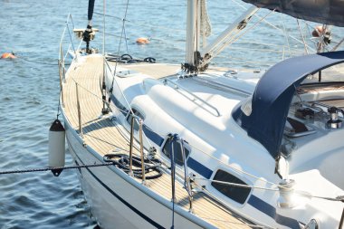 Limandaki bir rıhtıma demirlenmiş modern bir yat. Tahta meşe güvertesi, direği ve yelkenleri yukarıdan görüyor. Akdeniz 'de. Kiralık, gezici, eğlence, eğlence, eğlence, spor, yelkenli yarışı için özel bir gemi.