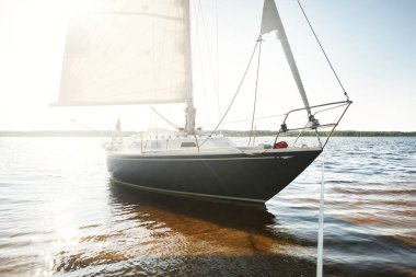 Kumlu kıyıya demirli mavi şalopalı yat (plaj). İsveç 'te, Avrupa' da. Doğa, yaz tatilleri, eğlence, gezi, spor, ulaşım, kiralık özel gemi.