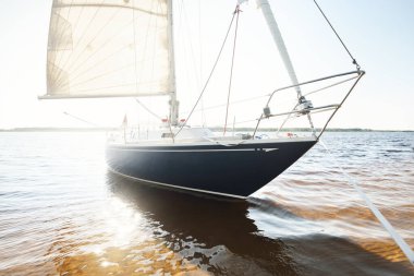 Kumlu kıyıya demirli mavi şalopalı yat (plaj). İsveç 'te, Avrupa' da. Doğa, yaz tatilleri, eğlence, gezi, spor, ulaşım, kiralık özel gemi.