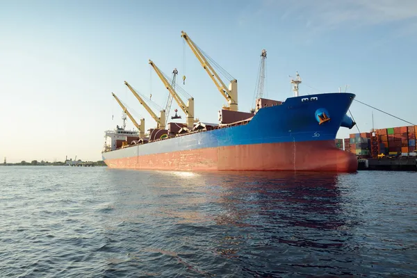 Büyük Kargo Gemisi Toplu Taşıyıcı 187 Metre Uzunluğunda Iskele Terminalinde — Stok fotoğraf