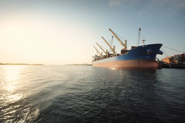 大きな貨物船 ばら積み船 187メートルの長さ のポートターミナルでは 背景にクレーンをロードします 貨物輸送 グローバル通信 ビジネス — ストック写真