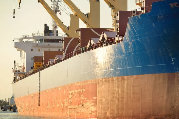 Liman Terminalinde Büyük Bir Kargo Gemisi Yükleniyor Arka Planda Vinçler — Stok fotoğraf