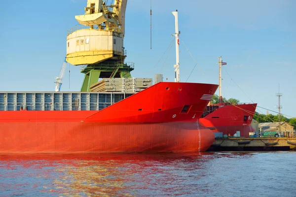 Großes Frachtschiff Das Hafenterminal Beladen Wird Hintergrund Kräne Güterverkehr Seeschiff — Stockfoto