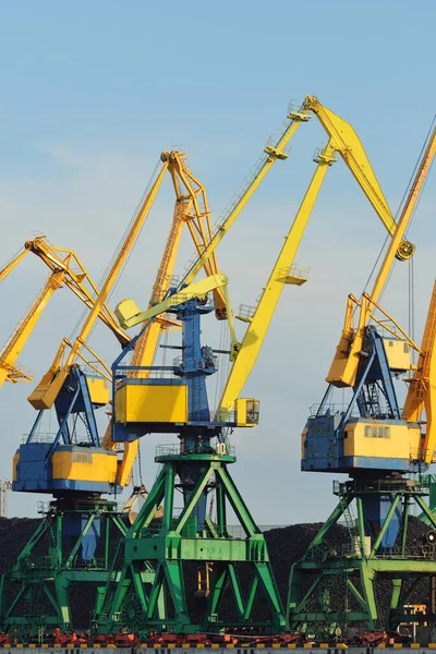 ラトビアのリガにある近代的な石炭ターミナル クレーンを閉じる バルト海 貨物輸送 グローバル通信 ビジネス 特殊機器 — ストック写真