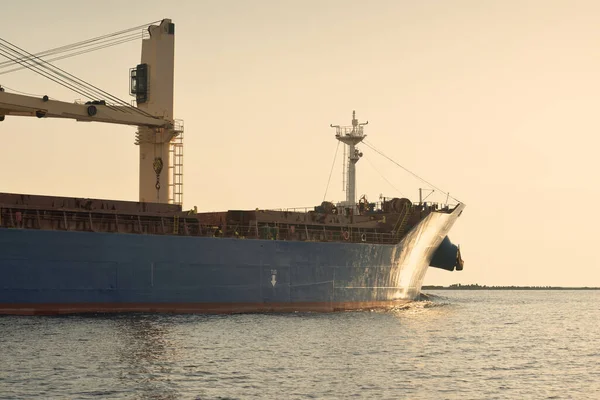 Großes Frachtschiff Mit Kränen Verlässt Den Hafen Bei Sonnenuntergang Ostsee — Stockfoto