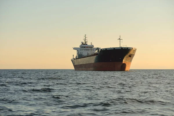 Groot Tanker Schip Varen Een Open Zee Bij Zonsondergang Gouden — Stockfoto