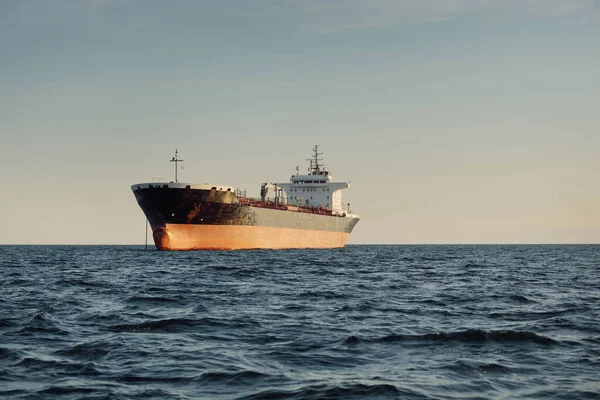 日没時には外洋を航行する大型貨物船 化学タンカー 長さ184M 黄金の太陽 貨物輸送 — ストック写真