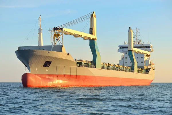 日落时在公海航行的大型起重船 一般货物 146米长 金色的阳光货物运输 全球通信 全球航运 — 图库照片