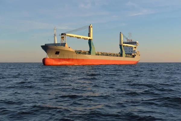 日没時には外洋を航行する大型貨物クレーン船 黄金の太陽 貨物輸送 グローバル通信 ビジネス 世界的な出荷 — ストック写真