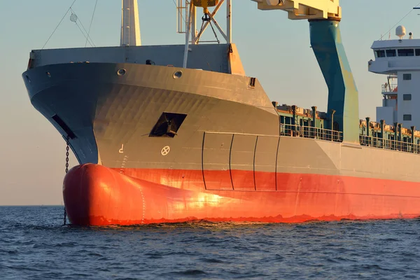大規模なクレーン船 一般貨物 146メートルの長さ 日没のオープン海でセーリング 黄金の太陽 貨物輸送 グローバル通信 世界的な出荷 — ストック写真