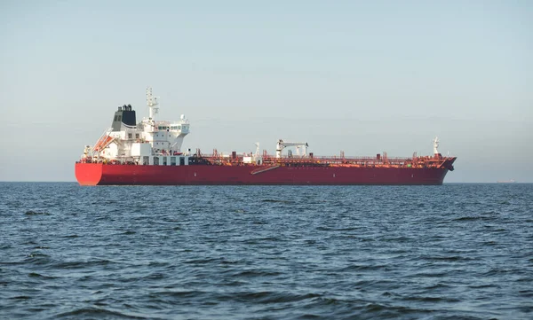 Большое Красное Грузовое Судно Нефтехимический Танкер Длиной 184 Метра Плавает — стоковое фото