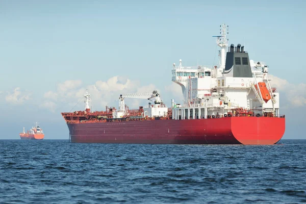 Большое Красное Грузовое Судно Нефтехимический Танкер Длиной 184 Метра Плавает — стоковое фото