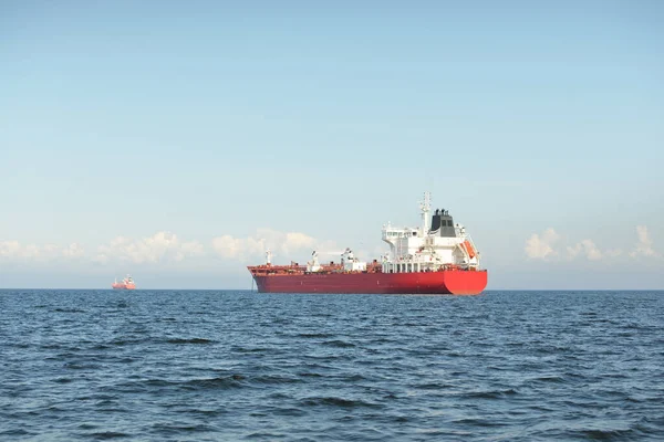 Büyük Kırmızı Kargo Gemisi Petrol Kimyasal Tankeri 184 Metre Uzunluğunda — Stok fotoğraf