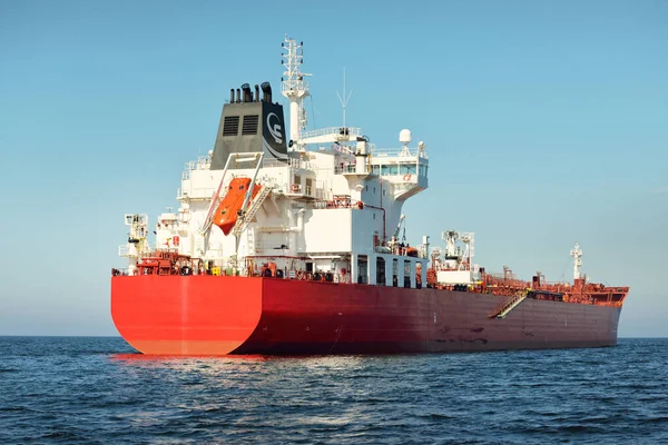 在波罗的海航行的大型红色货船 长184米的油轮 货物运输 全球通信 — 图库照片