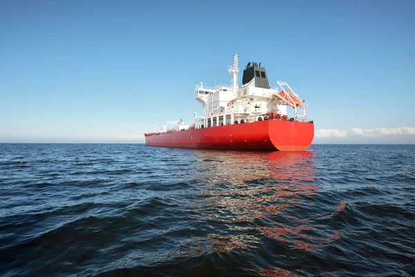 Μεγάλο Κόκκινο Φορτηγό Πλοίο Πετρελαιοφόρο Μήκους 184 Μέτρων Που Πλέει — Φωτογραφία Αρχείου