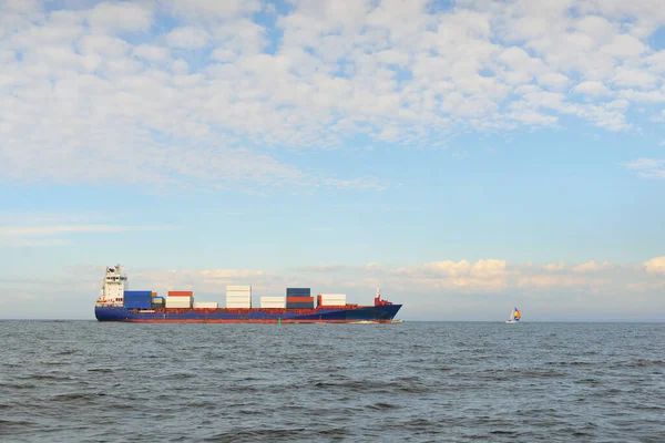 バルト海を航行する大型貨物コンテナ船 貨物輸送 グローバル通信 — ストック写真