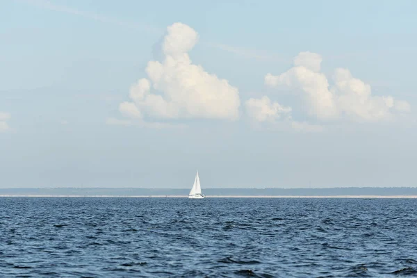 Суцільна Яхта Плаває Балтійському Морі Драматичне Небо Після Бурі Купчасті — стокове фото
