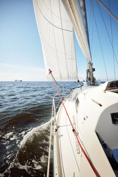 白いスループは 日没時にバルト海を航行するヨットを操縦しました コックピットから弓 マスト 帆への眺め クルーズ スポーツ レクリエーション レジャー活動 レガッタ — ストック写真
