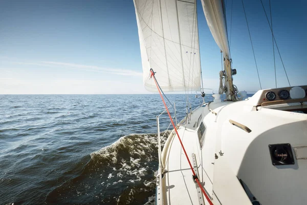 Balsa Blanca Yate Aparejado Navegando Mar Báltico Atardecer Vista Desde — Foto de Stock