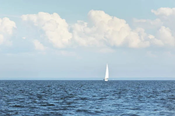 Gescheurde Jacht Zeilen Oostzee Dramatische Lucht Storm Cumulus Wolken Vervoer — Stockfoto