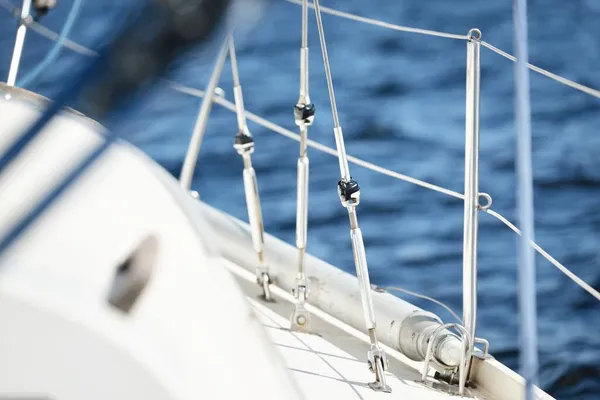 Sloop Blanc Gréé Yacht Naviguant Dans Mer Baltique Coucher Soleil — Photo