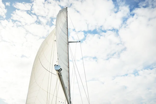 白いスループは 日没時にバルト海を航行するヨットを操縦しました コックピットからマストと帆への眺め 劇的な空だ クルーズ スポーツ レクリエーション レジャー活動 レガッタ — ストック写真