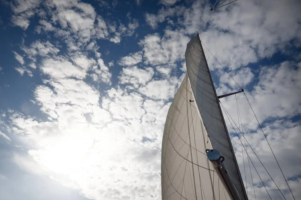 日落时 白色的小船在波罗的海航行 从驾驶舱看到桅杆和帆 戏剧化的天空交通 休闲活动 — 图库照片