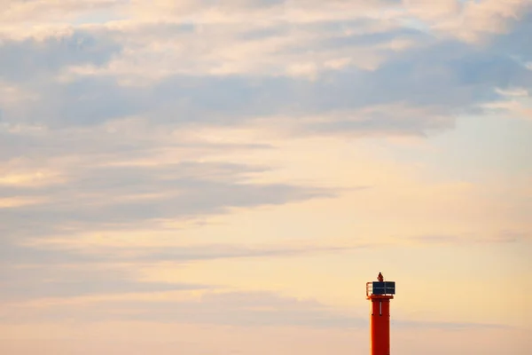 嵐の後のバルト海 セーリングボートからのパノラマビュー カモメ 劇的な夕日の空 黄金の太陽の光輝く 牧歌的な海の景色 クルーズ 旅行先 — ストック写真