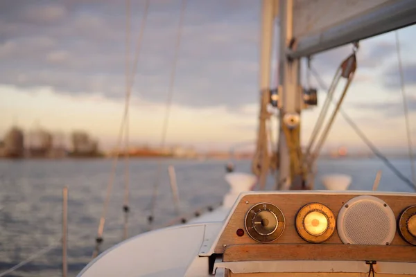 White Yacht Arriving Port Sunset Close View Deck Bow Sails — Stock Photo, Image