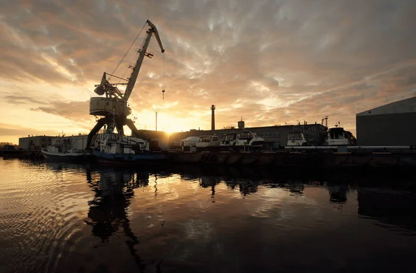 Tauchboote Ankern Bei Sonnenuntergang Einem Pier Hafen Kraniche Hintergrund Dramatischer — Stockfoto